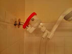 通用淋浴设备固定器