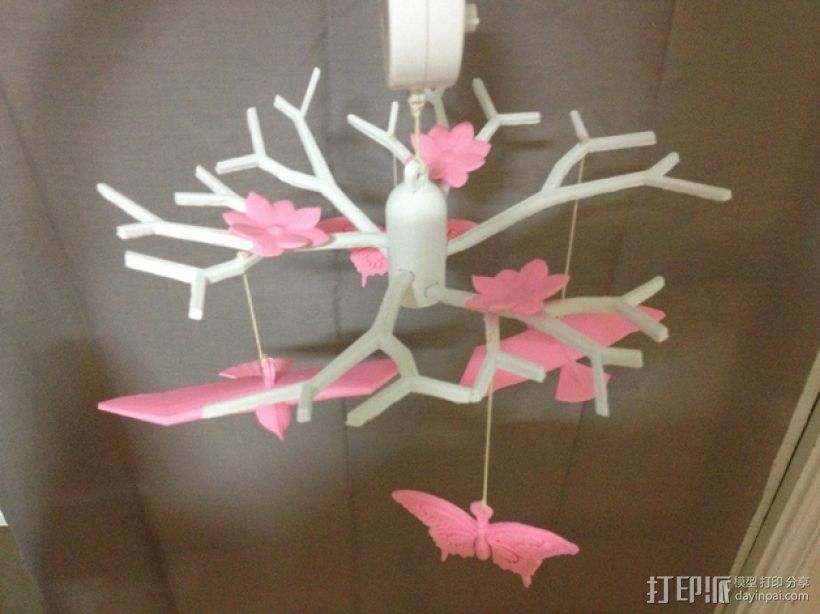 婴儿吊坠 -- 带有蝴蝶、花朵和鸟的树 3D打印模型渲染图