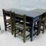   复古课桌和椅子