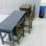   复古课桌和椅子