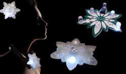 时尚与科技 荷兰设计师3D打印三种不同灯光的雪绒花项链