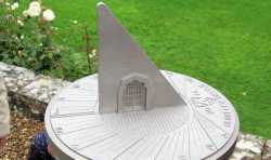 雷尼绍为古老的英国伯克利城堡安装3D打印日晷