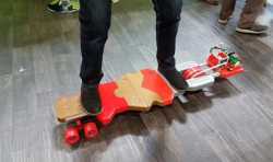 英国知名创客制作3D打印钢铁侠电动滑板 可以用遥控器控制
