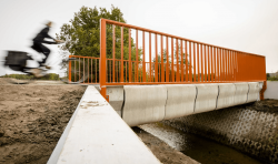 荷兰的世界上首座3D打印混凝土自行车桥正式开放投入使用