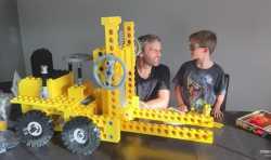 纽约知名创客发布新作品：3D打印乐高砖块拼接的大型叉车模型