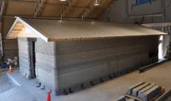 美国陆军工程师研发中心仅用21小时3D打印完成47.5平米混凝土房屋