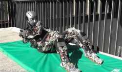 东京大学3D打印出史上最具人性化的机器人，可出汗，做俯卧撑和打羽毛球