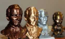 国外创客用3D打印重新制作青铜约翰奖小雕像
