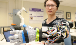 西部大学开发3D打印部件的震动抑制手套  可以让帕金森病患者的生活更轻松