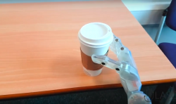 英国学生设计和建造3D打印机器人假手，经济又实惠
