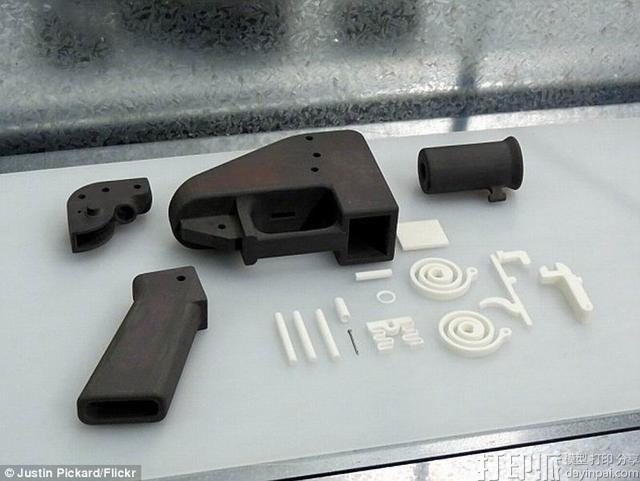 3D打印制造出的塑料手枪.jpg