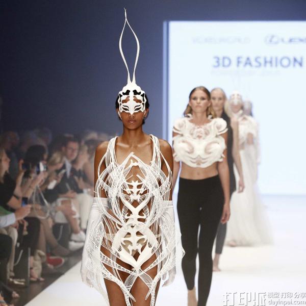 酷到没朋友 一场令人惊艳的3D打印时装秀.jpg