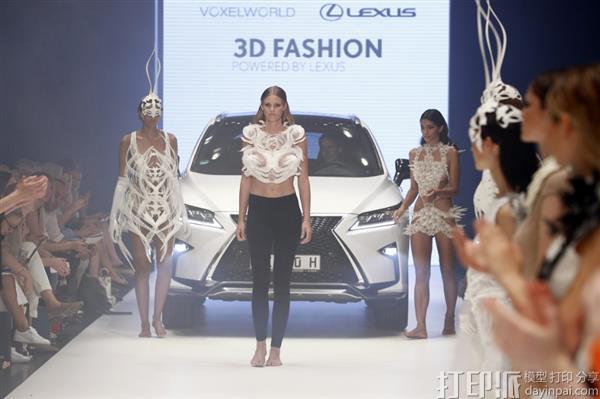 酷到没朋友 一场令人惊艳的3D打印时装秀.jpg