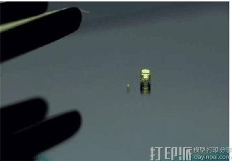 德国团队利用3D打印制造出“全球最小”光学镜头 比一颗食盐还小.jpg