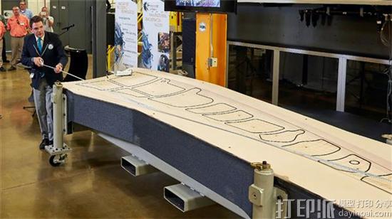 1472614838717268.jpg ornl-17-5-feet-long-aircraft-assembly-tool-wins-guinness-world-record-for-biggest-3d-printed-object-3.jpg