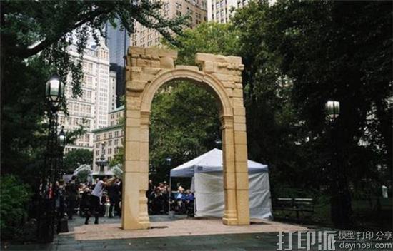 3D打印复制出被ISIS炸毁的贝尔神庙凯旋门 在纽约展出.jpg