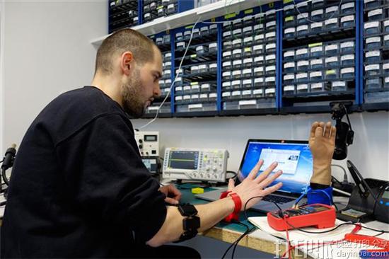 三名德国学生设计出3D打印智能腕带Shortcut 可帮助截肢者使用鼠标.jpg 三名德国学生设计出3D打印智能腕带Shortcut 可帮助截肢者使用鼠标.jpg