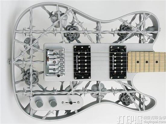 华丽的乐器 瑞典教授展示世界上第一把3D打印铝质吉他.jpg
