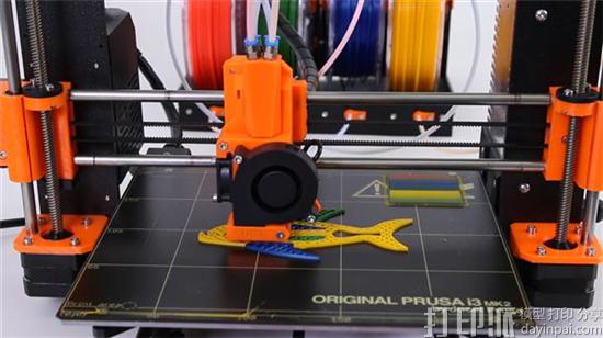 1475199831883088.jpg josef-prusas-mk2-set-to-enter-the-multi-color-3d-printer-race-with-a-clever-twist-01.jpg