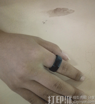 武汉大学生3D打印出“校园一卡通”戒指 酷炫好用受热捧.png 武汉大学生3D打印出“校园一卡通”戒指 酷炫好用受热捧.png