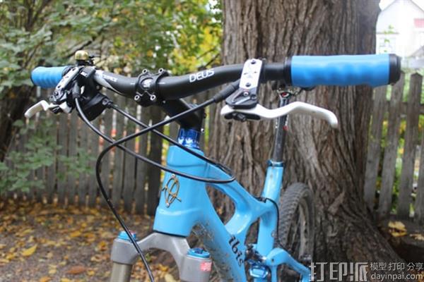 机械工程师3D打印出自行车握把 让骑行更舒适.jpg 机械工程师3D打印出自行车握把 让骑行更舒适.jpg