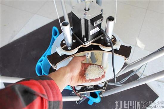 3d-printing-company-wasp-wasp-thinks-it-can-solve-global-housing-shortage-with-its-maker-economy-starter-kit-4.jpg
