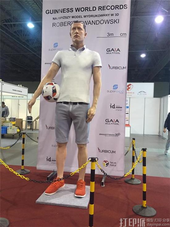 波兰造出世界最高的3D打印人像:3米高的波兰球星罗伯特·莱万多夫斯基.jpg 波兰造出世界最高的3D打印人像:3米高的波兰球星罗伯特·莱万多夫斯基.jpg