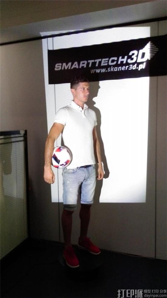 1476413994733083.jpg poles-score-worlds-tallest-3d-printed-person-record-with-3m-statue-soccer-star-robert-lewandowski-3.jpg