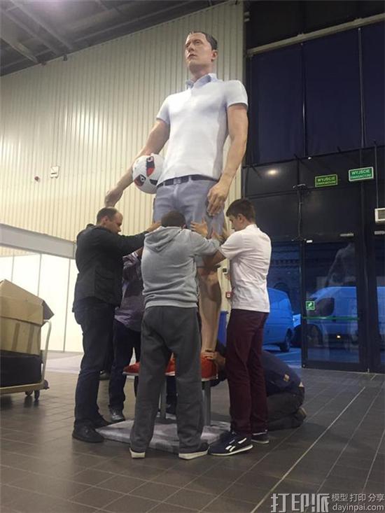 1476413944628170.jpg poles-score-worlds-tallest-3d-printed-person-record-with-3m-statue-soccer-star-robert-lewandowski-4.jpg