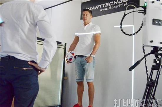 1476413975629433.jpg poles-score-worlds-tallest-3d-printed-person-record-with-3m-statue-soccer-star-robert-lewandowski-1.jpg