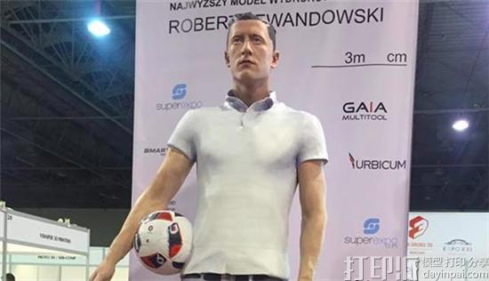1476413925757265.jpg poles-score-worlds-tallest-3d-printed-person-record-with-3m-statue-soccer-star-robert-lewandowski-6.jpg