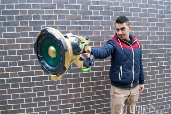 玩家用3D打印复制出《守望先锋》英雄Lúcio的音波放大枪.jpg 玩家用3D打印复制出《守望先锋》英雄Lúcio的音波放大枪.jpg