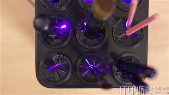 创客开发出3D打印紫外线化妆刷清洁器 对化妆刷进行消毒杀菌.jpg
