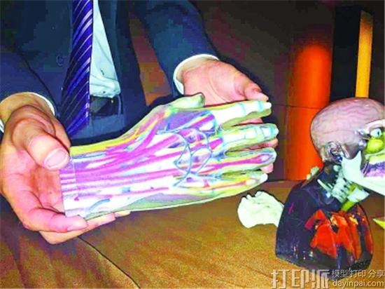 武汉首家工业级3D打印中心成立 人体关节将可“私人订制”.jpg 武汉首家工业级3D打印中心成立 人体关节将可“私人订制”.jpg