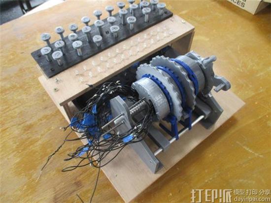 法国大学生运用3D打印重建密码装置英格玛机Enigma Machine.jpg 法国大学生运用3D打印重建密码装置英格玛机Enigma Machine.jpg