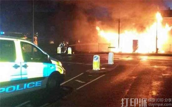 英国17岁少年玩3D打印机和发胶引发爆炸、火灾 意外身亡.jpg