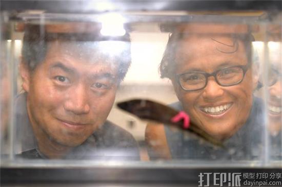 墨西哥生物学家开发3D打印出鱼背包 研究鱼组织的再生溶液.jpg 墨西哥生物学家开发3D打印出鱼背包 研究鱼组织的再生溶液.jpg