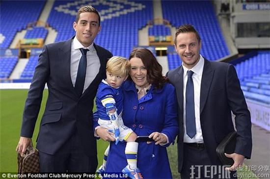 two-year-old-everton-fan-kobi-receives-3d-printed-arm-emblazoned-with-team-logo-3.jpg