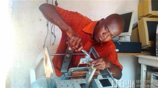 togolese-man-built-functioning-3d-printer-entirely-from-electronic-waste-2.jpg