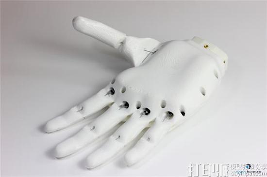 open-bionics-3d-printed-superhero-prostheses-make-children-feel-empowered-3.jpg