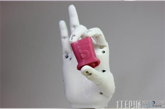 open-bionics-3d-printed-superhero-prostheses-make-children-feel-empowered-4.jpg