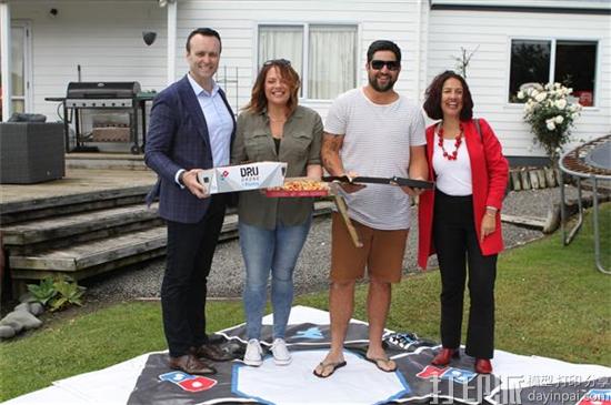 dominos-is-now-delivering-pizza-via-3d-printed-drone-4.jpg