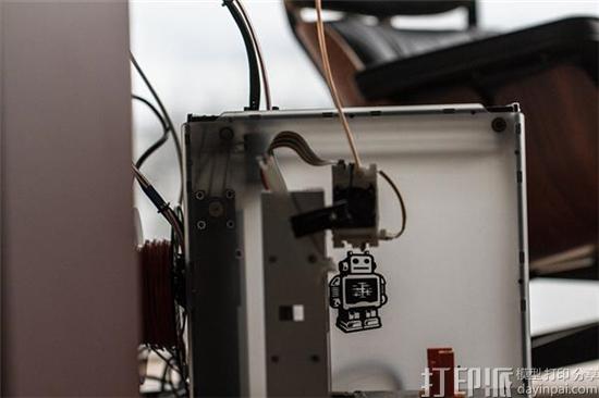 uk-furniture-maker-combines-3d-printing-with-traditional-craftsmanship-for-custom-modern-designs-3.jpg