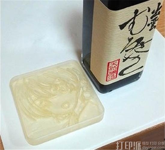 日本宅男3D打印盘子 倒满酱油后发生神奇一幕.jpg