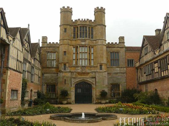 Coughton-Court-daffodilsociety.jpg