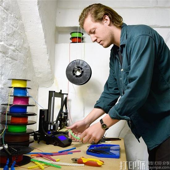 3d-printing-brings-stretchable-bendable-twistable-bionictoys-to-life-2.jpg