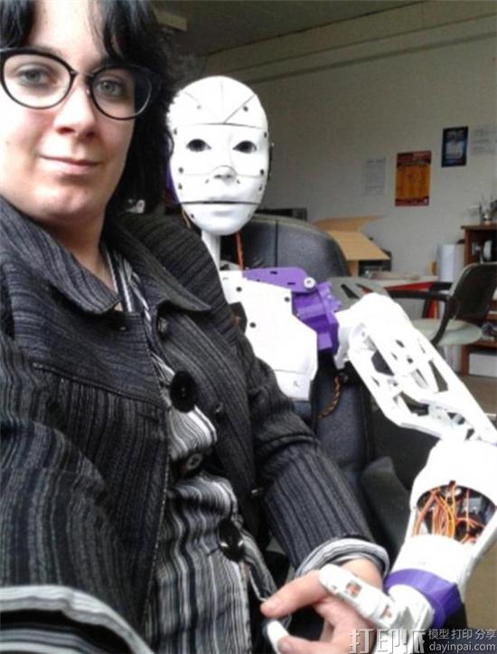 法国一女人计划与3D打印机器人InMoovator结婚