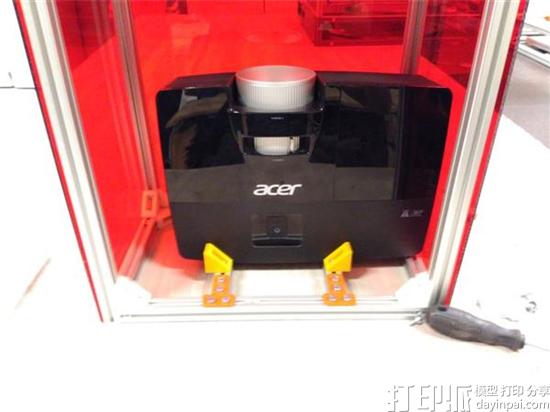 Aldric Negrier推出外形酷炫的红色SLA 3D打印机RooBee One
