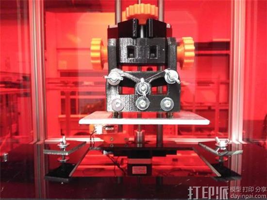 Aldric Negrier推出外形酷炫的红色SLA 3D打印机RooBee One