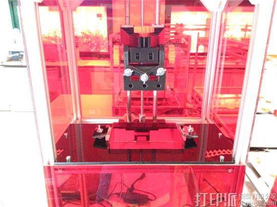 Aldric Negrier推出外形酷炫的红色SLA 3D打印机RooBee One